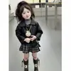 Jaqueta Infantil Estilo Primavera e Outono 2026 Nova Elegante Moderna Roupas de Outono Roupas de Bebê Jaqueta de Couro Infantil Peça de Roupa Externa