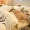 Conjunto de Quatro Peças de Leite Fleece Esculpido Espesso de Inverno Capa de Edredom Quente de Fleece de Coral Conjunto de Três Peças de Flanela Roupa de Cama