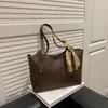 Casual Europeu e Americano 2025 Nova Moda Tendência Lenço de Seda Estiloso Simples Grande Capacidade Bolsa Tote de Ombro para Trabalho para Mulheres