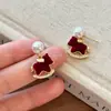 Brincos de Pérola de Pônei Veludo Vermelho Estilo Coreano para Mulheres 2025 Novos Brincos de Tarraxa Únicos e Bonitos com um Toque Estiloso