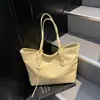 Bolsa tote de grande capacidade, novo modelo 2026, com um toque sofisticado e luxuoso, feita de couro macio, uma bolsa de ombro grande adequada para o trabalho e o trajeto diário, e pode acomodar um laptop