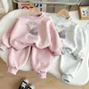 Nuevo Conjunto de Sudadera con Capucha de Manga Larga y Pantalones Casuales Estilo Coreano Elegante con Bordado de Elefantito Lindo para Primavera/Otoño para Niños y Niñas