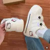 Zapatillas blancas de malla transpirable con velcro para mujer, suela gruesa, diseño de puntera de concha, ajuste cómodo, versátiles, zapatillas casuales para estudiantes