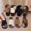 Chinelos de Exterior com Atmosfera Retrô para Mulheres 2026 Cabedal de Tira Tecida Multicamadas com Enfeites de Flor 3D Calçados Retrô Streetwear para Mulheres