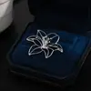 Broche de Camelia Elegante de Alta Gama de Moda Exquisito Accesorio para Solapa de Traje Pin Antiexposición Flor Hueca Dorada
