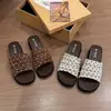 Sandálias slip-on da moda e populares para mulheres em 2026, apresentando estilo retrô, sola plataforma grossa e design durável e antiderrapante, adequadas para mulheres baixinhas