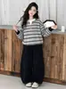 Conjunto para niña, colección otoño 2026, estilo nuevo, conjunto casual de dos piezas a rayas con sudadera de imitación de dos piezas y pantalones de pierna ancha