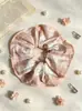 Scrunchie atmosférico para mulheres, elástico de cabelo elegante em renda floral. Acessórios em estoque para atacado