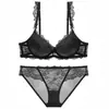 Lingerie sexy mais vendida internacionalmente, apresentando um design que levanta e sustenta os seios, com detalhes em renda, um design estilo francês e um efeito push-up para realçar o busto, criando um visual mais cheio para mulheres com seios menores