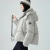 Marca da Moda 90 Penugem de Pato Branco Jaqueta Curta Acolchoada com Capuz Feminina Moda Inverno 2026 Patch na Manga Jaqueta Puffer Espessa Roupa Exterior da Moda