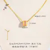 Collar con Colgante Vintage de Oro Rosa con Pedrería en el Mismo Estilo que los Diseños de Caballo Llama Roja, Girasol y Hello Kitty de la Tienda de Oro Puzuo