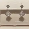 Brincos de Alta Qualidade em Formato de Saia Baojia, Brincos de Madrepérola Branca de Alta Qualidade para Mulheres, Brincos Espessos com Banho de Ouro Rosa 18K Cravejados de Diamantes em Formato de Leque Ins