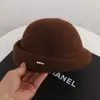 Gorro de lana cálido tipo cuenca simple decoración de perlas copa redonda sombrero ecuestre sombrero pequeño con temperamento boina elegante para madre