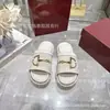 En Stock marca g Hebilla D Hebilla Metálica Chanclas de Suela Gruesa para Mujer 2026 Nuevo Modelo Sandalias de una Tira que Aumentan la Altura Estilo Pareja Sandalias Casuales