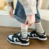 Calcetines a rayas de otoño e invierno para mujer, calcetines de media pantorrilla en blanco y negro, calcetines cortos deportivos blancos de estudiante para primavera y verano, calcetines de lunares de moda para exteriores