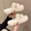 Chinelo Peludo de Sola Grossa com Pérola para Uso Externo Feminino 2025 Outono Chinelos Antiderrapantes Internos para Casa Chinelos de Algodão Peludos
