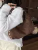 Bolsa de Braço com Rebite Cruzado 2026 Novo Estilo Estilo Garota Popular Versátil Retrô Bolsa de Ombro Único em PU Bolsa de Mão Bolsa da Moda Mulheres
