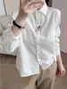 Camisa branca bordada estilo college, feminina, manga longa, corte solto, top versátil para o trabalho, efeito emagrecedor, adequada para baixinhas