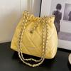 Bolso de cadena Lingge para mujer, nuevo diseño de nicho, bolso de hombro de verano de alta gama, popular en Internet, bolso de cubo, 2023