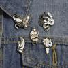 Broche de aleación con forma de serpiente con dibujos animados retro europeos y americanos, accesorios de insignia de metal con forma de gota de aceite para hombres y mujeres