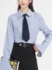 Camisa de Manga Longa Listrada Azul com Gravata Feminina Primavera Estilo Academia Conjunto Camisa com Top Base