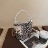 Bolso tipo cubo de ante con estampado de leopardo para mujer, bolso de axila de nicho de alta gama, bolso de mano pequeño cruzado para el hombro de estilo casual