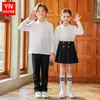 Camisa polo infantil branca de algodão com mangas compridas, adequada para crianças mais velhas, em estilo preppy, ideal como uniforme de classe, uniforme escolar ou uniforme de jardim de infância.