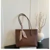 Nova bolsa tote de seda grande capacidade com lenço de seda, bolsa para o dia a dia com padrão trançado vintage, bolsa de ombro super popular e estilosa para comércio exterior
