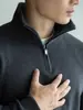 Tricô Veludo Masculino Outono/Inverno 2026 com Zíper Meio e Gola Alta Estilo Old Money Toque Fresco Malha Canelada
