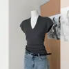 Camiseta Coreana Gris Cuello en V Manga Corta con Pequeña Manga Volante para Mujer Diseño de Verano Tejido de Punto Corta Ajustada Hombro Derecho Top