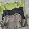 Alfaiataria 3D/design verde-matcha básico fácil de usar, excelente caimento, ombros retos, modelagem que afina a silhueta, corte multipainel, camiseta de manga longa desconstruída com costura de quatro agulhas