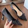 Sapatos de salto alto finos elegantes estilo coreano com laço e bico fino para mulheres, sapatos de salto agulha estilosos para casamento, sapatos de dama de honra, saltos altos formais de cetim
