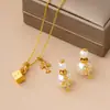 Nuevo y Elegante Collar con Colgante de Cubo Cuadrado Dorado y Cruz, y Exquisito Conjunto de Pendientes de Perla por Delante y por Detrás