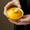 Tazón de té de cerámica amarillo limón con underglaze pintado a mano con flores de osmanthus, un juego de utensilios de té chinos para uso doméstico, que incluye un tazón de té para preparar té, empaquetado como un juego de regalo