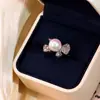 Anillo Estilo Old Money Diosa con Perlas de Agua Salada de Imitación, Circonita Microincrustada, Lazo de Cinta de Satén, Anillo Ajustable, Venta al por Mayor en Vivo