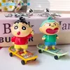 Llavero Auténtico de Patineta Lindo y Moderno de Crayon Shin-Chan Colgante Divertido y Sanador para Mochila de Estudiante Regalo Creativo Femenino