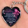 El llavero con forma de corazón presenta letras y elementos de corazón, con una temática de dibujos animados adecuada para el uso diario y ocasiones especiales.