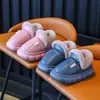 Novas pantufas de algodão para outono e inverno, para meninos e meninas, com sola grossa que dá a sensação de estar pisando em cocô, antiderrapantes, para uso interno, com fleece adicionado para aquecimento no inverno
