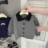 Conjunto Estilo Preppy para Meninas 2025 Novo Estilo Bebê Cardigã de Tricô com Lapela + Saia Plissada Conjunto Fashion de Duas Peças