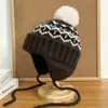 Gorro de Tricô de Inverno para Mulheres, Estilo Fair Isle, Engrossado para Aquecimento, Proteção para Orelhas, Gorro Trapper Retro com Pom-Pom, Faz o Rosto Parecer Menor