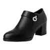 Sapatos da Mamãe 2026 Outono Novo Estilo Solado Macio Couro Macio Antiderrapante Sapatos para Mulheres de Meia-Idade Corte Profundo Sapatos Pequenos de Couro para Trabalho de Senhoras de Meia-Idade e Idosas