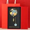 () Caja de Regalo con Marcapáginas Metálico para el Día del Maestro con Texto Grabado Estilo Chino, Presentando el Tema de las Enseñanzas de los Maestros Difundiéndose por el Mundo, Inspirada en los Productos Culturales y Creativos de la Ciudad Prohibida