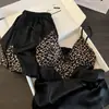 Ropa de dormir acolchada con estampado de leopardo y ribete de encaje estilo francés de lujo ligero para mujer, conjunto sexy de verano con camisola de cuello en V y shorts