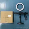 [Solo para Comercio Electrónico Nacional] Soporte de Escritorio para Transmisión en Vivo de Teléfono con Posiciones Ajustables para Cámara Dual/Triple y Luz Selfie de Belleza de 6 pulgadas