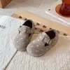 Sapatos de Couro com Bolinhas Francesas para Meninas com Lã para Aquecimento Sapatos Birkenstock 2026 Novo Estilo Outono/Inverno Mocassins de Cano Baixo para Bebê Menina