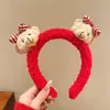 Diadema linda con lazo de oso, cara de felpa roja para lavarse la cara, diadema antideslizante para mujer, nuevos accesorios versátiles para el cabello de niña 2026