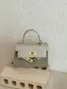 La popular bolsa de mujer de este año, modelo nuevo 2024, es el bolso Kelly para ir al trabajo con textura mate para otoño e invierno, un bolso pequeño cuadrado para hombro y cruzado.
