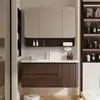 Conjunto de gabinete de baño estilo mediados de siglo de madera de nogal y aluminio de panal, incluyendo un lavabo de cerámica y tocador para el baño
