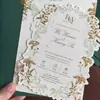 Convites de casamento em renda verde matcha estilo floresta, de formato irregular, com desenhos florais em relevo dourado, conjunto completo de convites de casamento