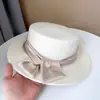 Sombrero plano de lana decorativa de satén perlado estilo Chanel para mujer, sombrero de fieltro combinable con todo, estilo socialité, para otoño e invierno, sombrero bombín pequeño de moda.